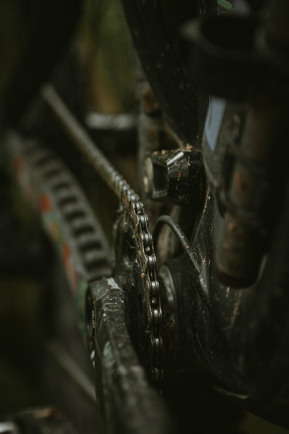 Catena e ingranaggi di bicicletta coperti di sporcizia all'esterno.