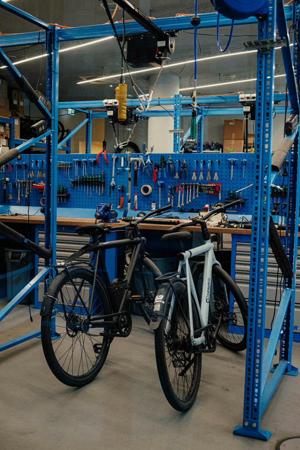 Due biciclette parcheggiate in un'officina di riparazione ben attrezzata.